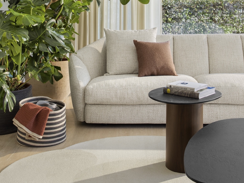 Μίνιμαλ γωνιακός καναπές Jill σε καθαρό, φωτεινό χώρο – Adamopoulos Casa Ideale